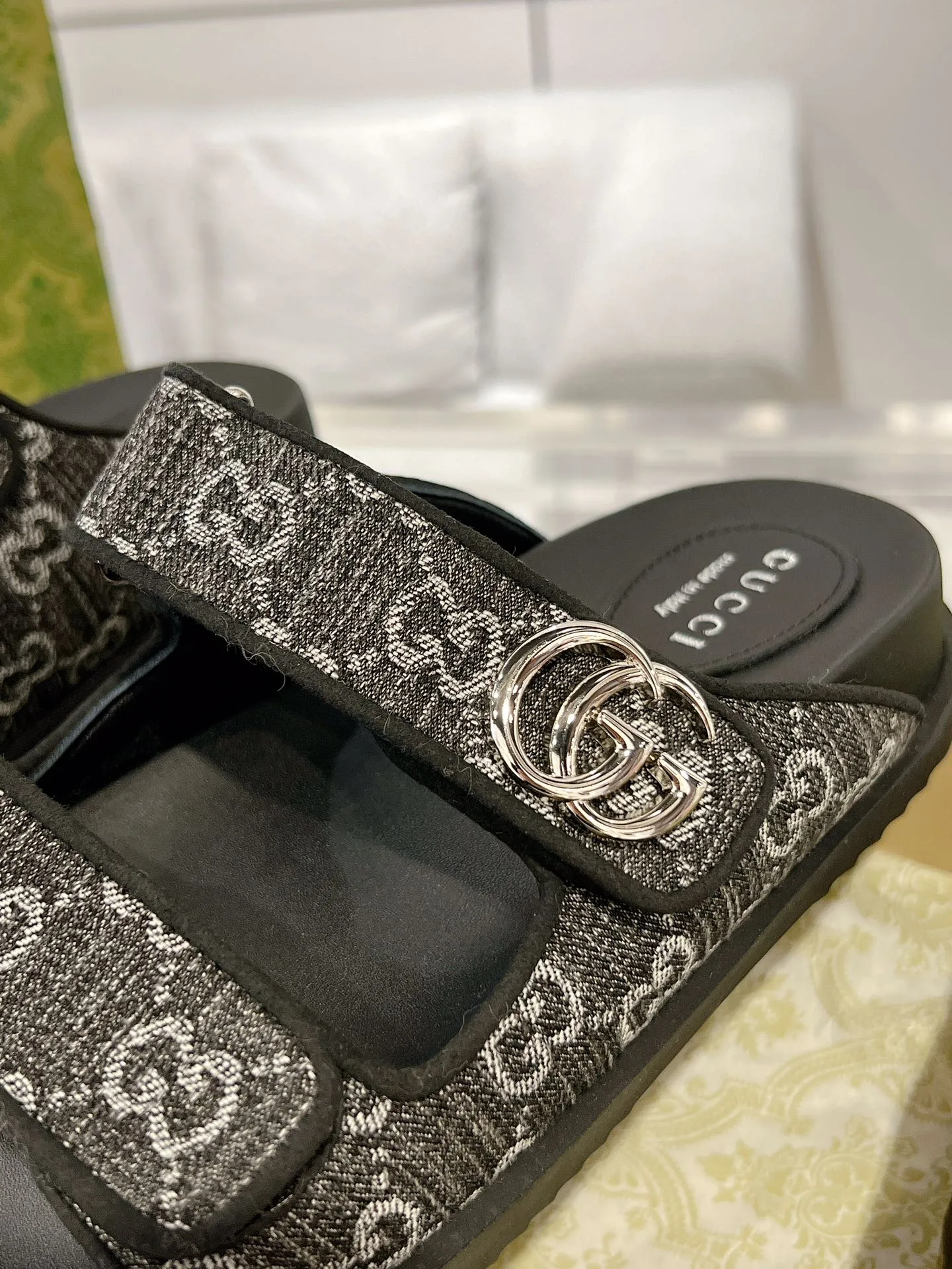 👟👟Ex-factory price 480👟👟 The latest Guccl24ss new product Double G women's Velcro sandals😎 These flat sandals are designed with Velcro straps, which are modern and sporty, bringing comfort. This accessory is crafted from light blue and ivory white GG denim fabric. The upper straps are decorated with elegant Double G-shaped accessories, showing a unique style. Gucci classic presbyopic cloth surface...hot diamond surface...rubber outsole...ZP molded midsole feet...original metal buckle/rhinestone surface Code number: 35 to 42 (41.42 is custom-made and non-refundable)
